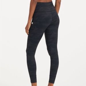 Vuori Daily Legging - XS -Black Camo